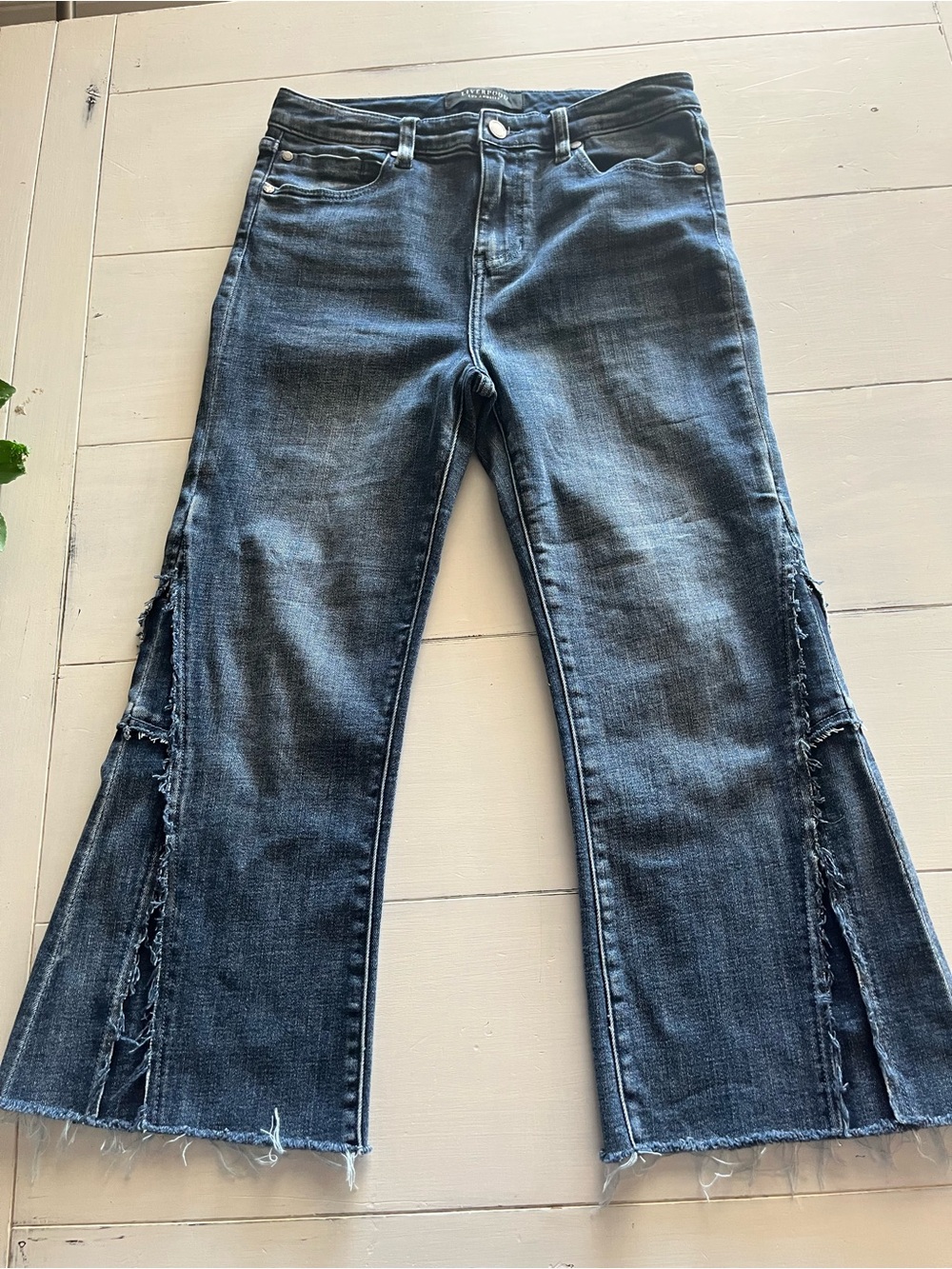 Liverpool Women’s Cropped Frayed Side Slit Jeans Size 4/27 Boho Western Staple